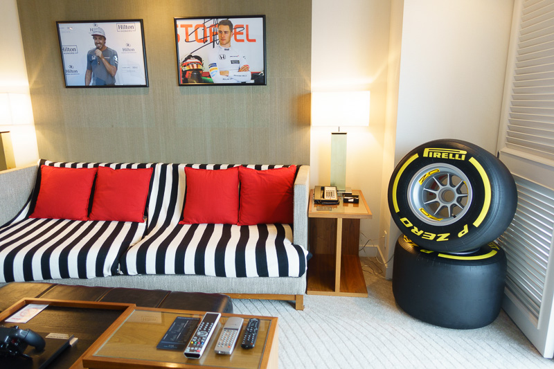 リビングルームにはフェルナルド・アロンソ選手、ストフェル・バンドーン選手の写真やF1タイヤが