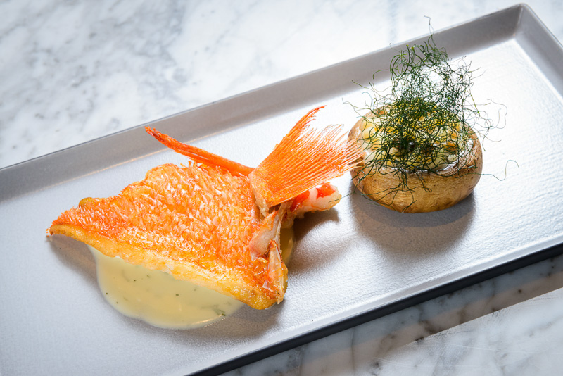 ［魚］北海道きんきのグリル　ジャンボマッシュルーム　雲丹にフレグラサーダとパステスの香る魚のジュース（写真提供：ヒルトン東京お台場）