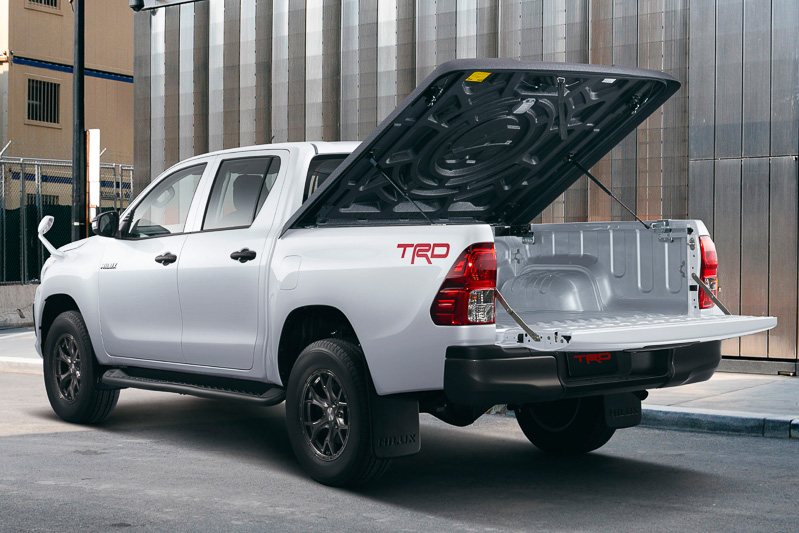 デッキスペースに装着する「ハードトノカバー」（税別16万円）。純正用品の「ベッドライナー」付車の対応品も同額で販売されている