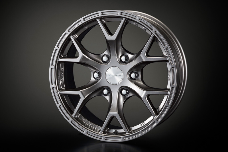 17インチの「JAOS トライブクロウ」アルミホイールはガンメタリック（左）とシルバー（右）の2色を用意。1台分にはナットセットも付属する