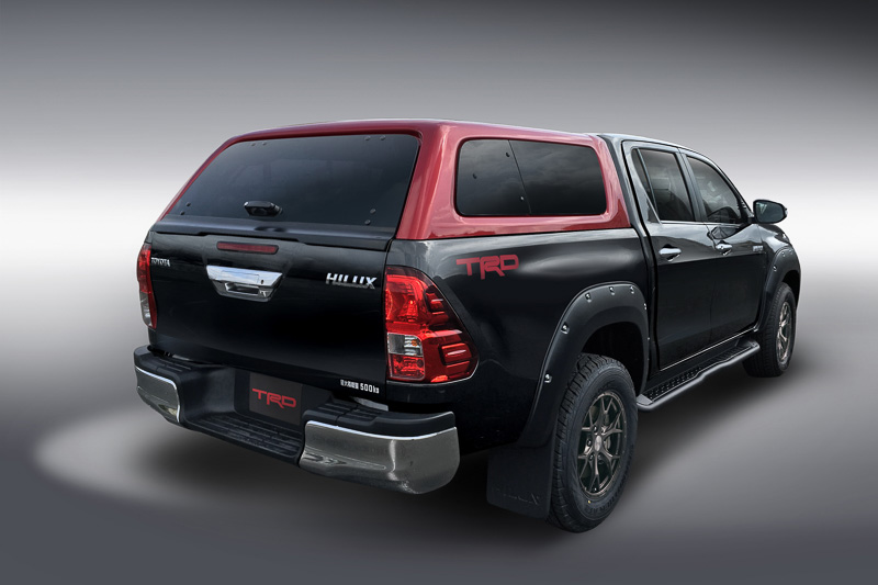 デッキスペース上に追加して収納量を拡大する「キャノピー」（税別36万円）。カラーは写真のレッドのほか、ホワイトとブラックを用意する