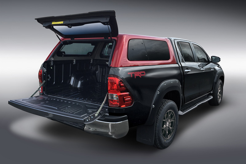 デッキスペース上に追加して収納量を拡大する「キャノピー」（税別36万円）。カラーは写真のレッドのほか、ホワイトとブラックを用意する