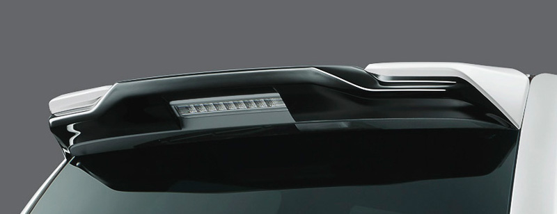 センター部分をブラックアウトしてボディ色と組み合わせることで、リアへの抜け感を感じさせる「リアスポイラー」（塗装済：4万6440円、素地：3万8880円）