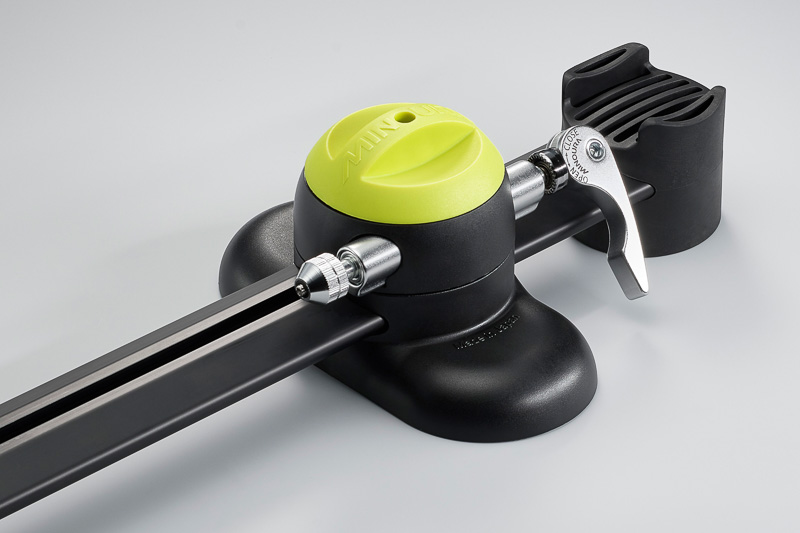 サイクルホルダーのフロントフォーク締結部（写真左）やホイールホルダー（写真中央）などの操作部にレモンイエローのアクセントカラーを配し、薄暗い車内での脱着をアシスト