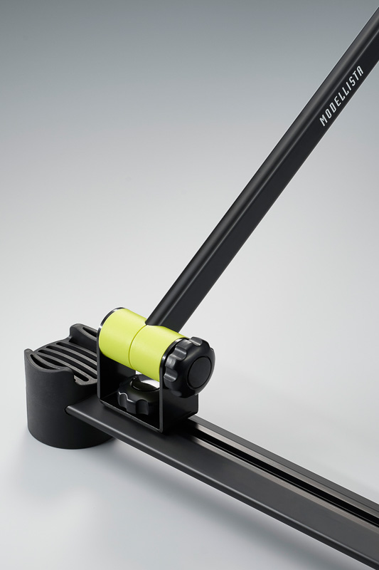 サイクルホルダーのフロントフォーク締結部（写真左）やホイールホルダー（写真中央）などの操作部にレモンイエローのアクセントカラーを配し、薄暗い車内での脱着をアシスト