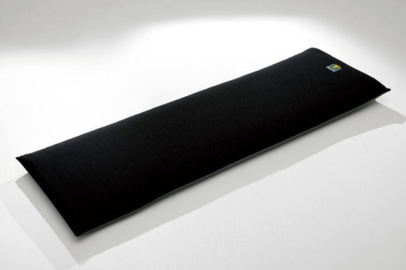 車中泊やキャンプなどで活躍する「エアスリープマット」（2万1600円）は、エアバルブを開くだけで自然に厚さ約9cmに膨らみ、凹凸を吸収して快適な寝心地に。使わないときは丸めて収納できる