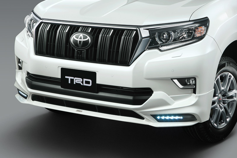 「フロントスポイラー（LED付）」（塗装済：税別9万8000円、素地：税別9万4000円）の「エアロパーツセット」は、塗装済：税別15万円、素地：税別14万2000円