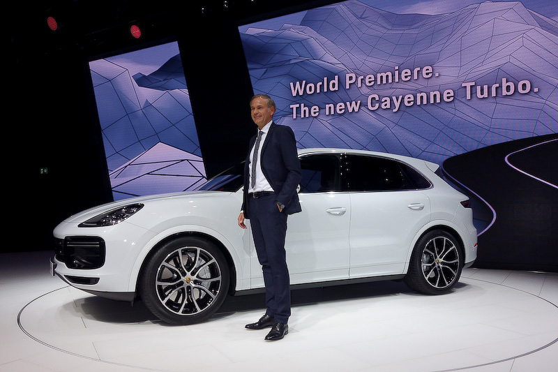 2017年フランクフルトモーターショーで世界初公開された新型「カイエン ターボ」