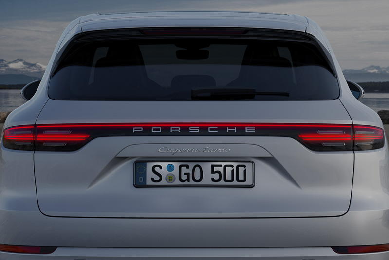 リアハッチに「Cayenne turbo」の文字