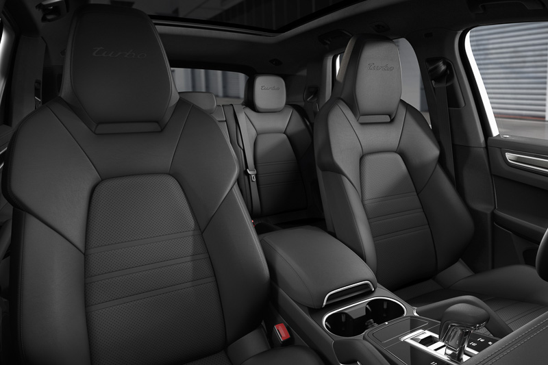 新型カイエン ターボのインテリア。710WのBOSEサラウンドサウンドシステムを標準装備している