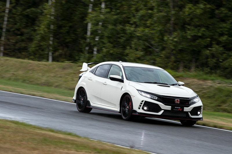 ウェット路面を走行する新型TYPE R
