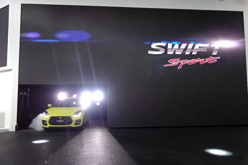 新型スイフトスポーツの登場シーン