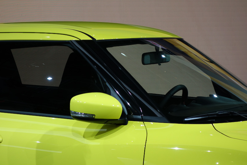 新型スイフトスポーツのボディサイズは3890×1735×1495mm（全長×全幅×全高）、ホイールベースは2450mm。専用フロントグリルやバンパー、サイドスカート、リアディフューザー、17インチアルミホイールなどが装着される