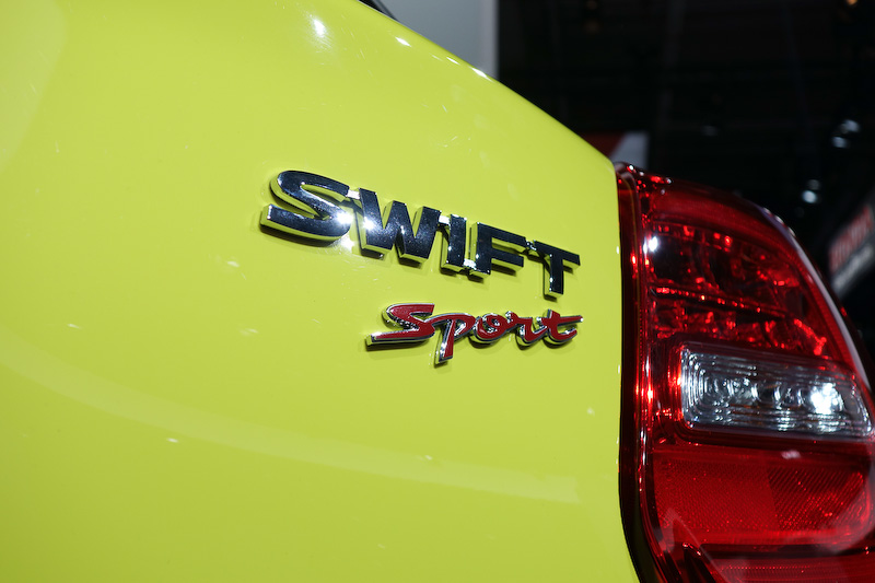 新型スイフトスポーツのボディサイズは3890×1735×1495mm（全長×全幅×全高）、ホイールベースは2450mm。専用フロントグリルやバンパー、サイドスカート、リアディフューザー、17インチアルミホイールなどが装着される