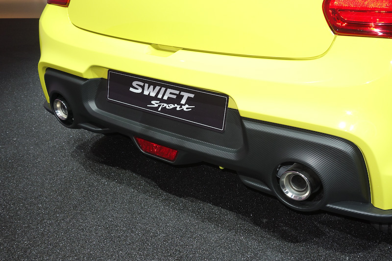 新型スイフトスポーツのボディサイズは3890×1735×1495mm（全長×全幅×全高）、ホイールベースは2450mm。専用フロントグリルやバンパー、サイドスカート、リアディフューザー、17インチアルミホイールなどが装着される