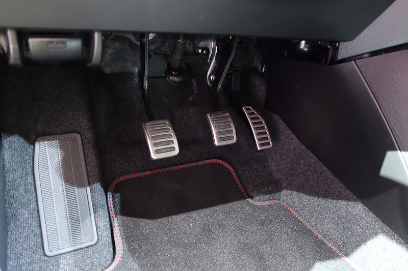 Dシェイプデザインのレザーステアリング、アルミペダル、セミバケットシートなどを装着するインテリア