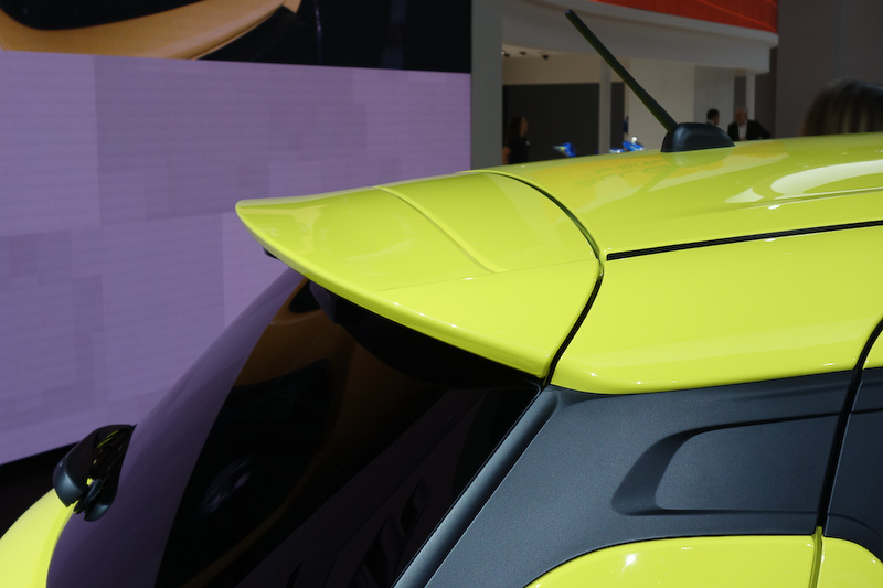 新型スイフトスポーツのボディサイズは3890×1735×1495mm（全長×全幅×全高）、ホイールベースは2450mm。専用フロントグリルやバンパー、サイドスカート、リアディフューザー、17インチアルミホイールなどが装着される