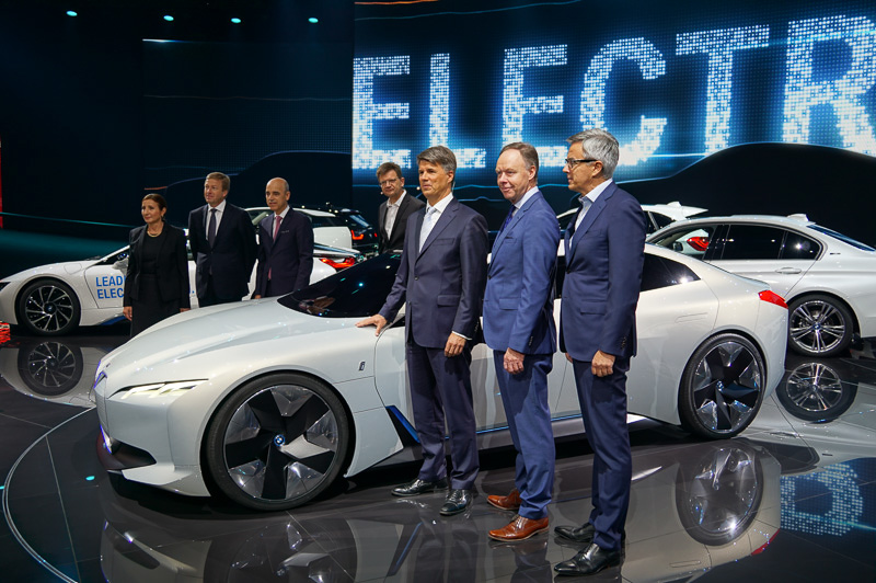 「i Vision Dynamics」を中心にBMWの幹部が並ぶ。右から3番目がBMW Group 取締役会長 ハラルド・クルーガー氏