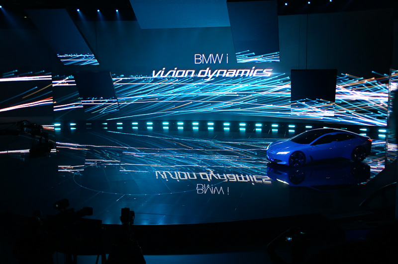 徐々にステージに登場するi Vision Dynamics