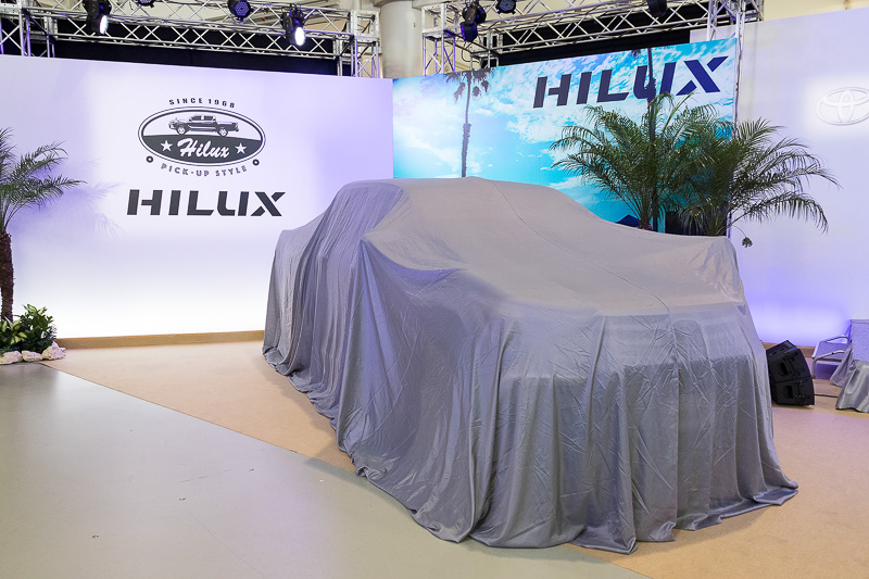 ベールを纏った2台が用意された