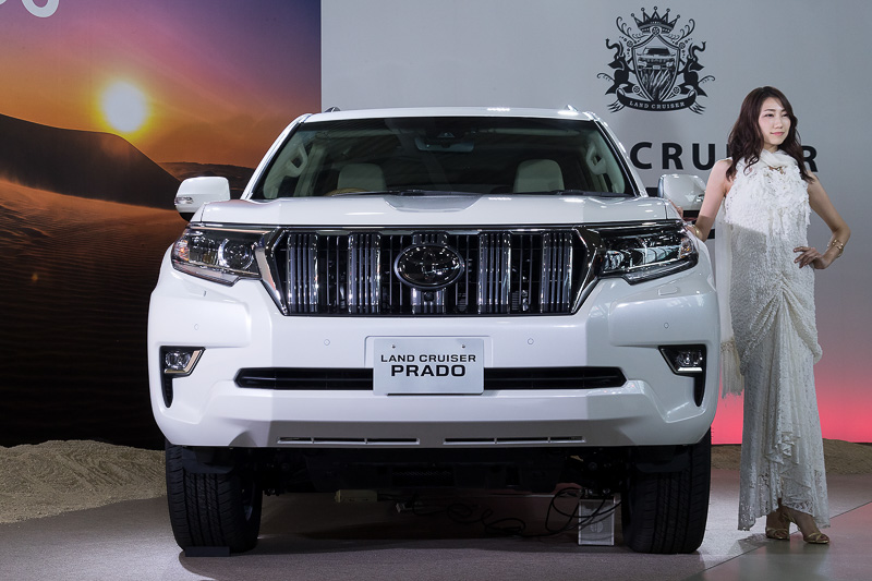 まずはランドクルーザープラドをアンベール