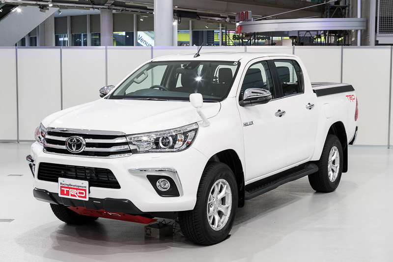 TRDパーツを装着した車両。Zグレード。ボディカラーはスーパーホワイトII