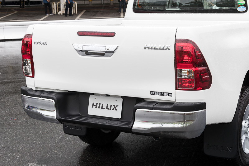 Zグレードはメッキ仕様のリアバンパーが標準。ハンドル部にはオプションのナビゲーションと接続可能なバックカメラが標準装着されている