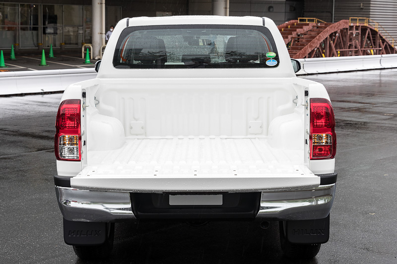 亜鉛メッキ鋼板を採用したデッキスペース。広さは最大床面長1565mm、開口幅1380mm、最小床面幅1105mm