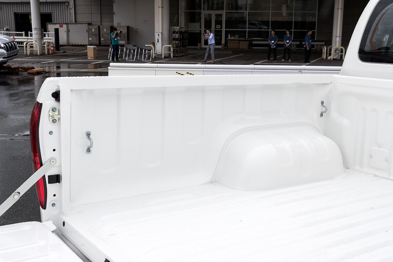 荷台高は480mm。左右に2つずつフックが付く