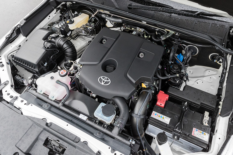 直列4気筒 2.4リッター直噴ディーゼルエンジンを搭載