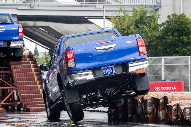 リアサスペンションはリーフリジッドなだけに伸びが大きい