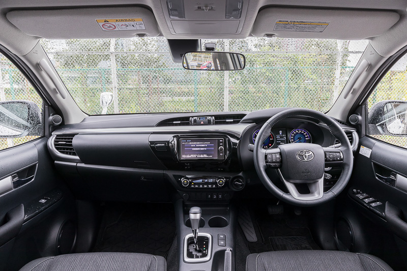 乗用車然としたインパネ。インテリアカラーはブラック