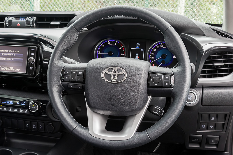 ステアリングは本革巻。スイッチも数多く付く