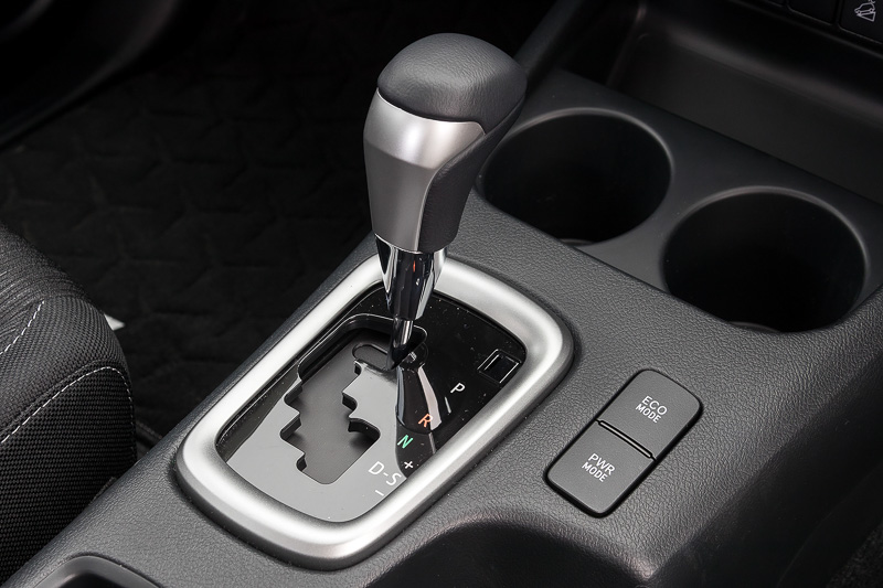 本革巻＆シルバー加飾のシフトまわり。マニュアル感覚のシフトチェンジが行なえる「シーケンシャルシフトマチック」を採用してモードセレクトボタンも装備