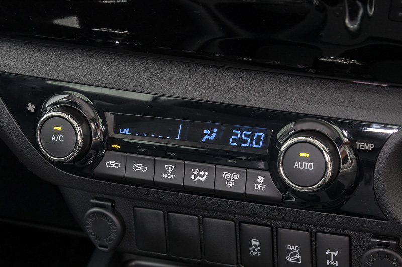 オートエアコンが標準。Xグレードはマニュアルエアコンになる