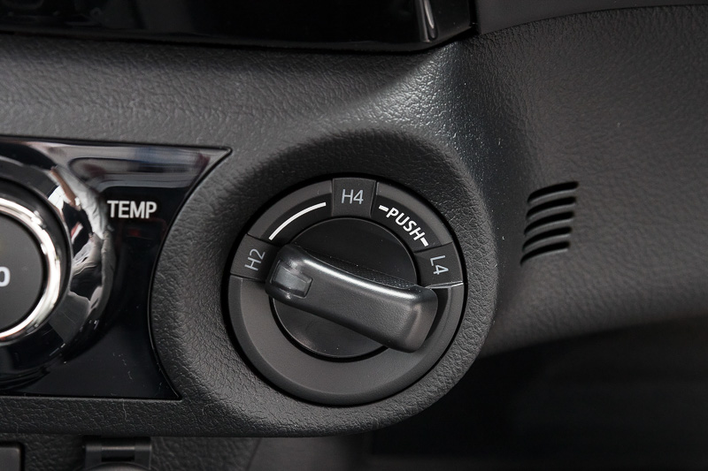 エアコンパネル横にダイヤル式のトランスファー切り替えスイッチがある