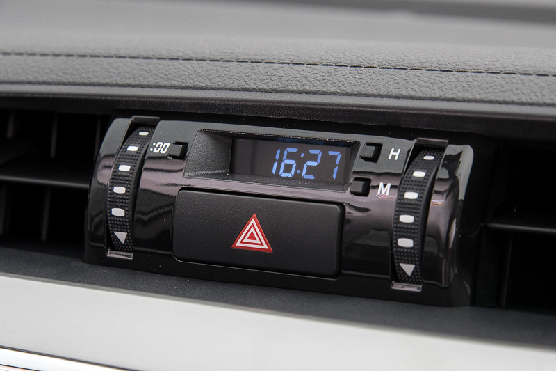 最上段に時計とハザードスイッチ