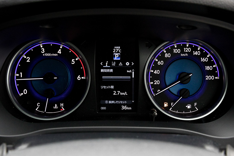 Zグレードは自発光式のオプティトロンメーターが標準。中央には4.2インチ液晶のマルチインフォメーションディスプレイ