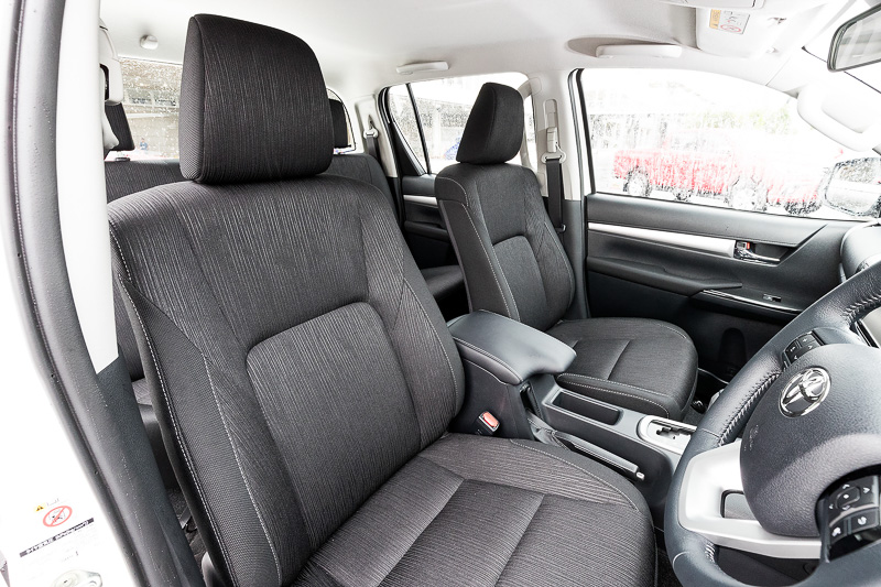 乗用車ライクな上級ファブリックを採用したフロントシート