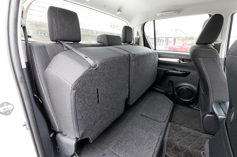 Zグレードは左右6:4分割でチップアップが可能。Xグレードは一括のチップアップ