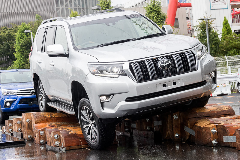 TZ-Gのみスタビライザー効果をON/OFFできる「KDSS（キネティックダイナミックサスペンションシステム）」を備える。サスペンションストロークも大きい