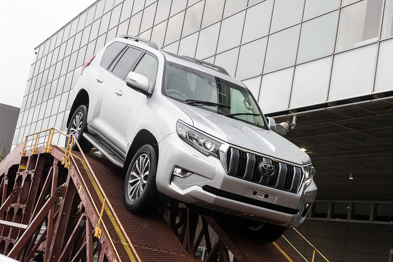 TZ-Gのみスタビライザー効果をON/OFFできる「KDSS（キネティックダイナミックサスペンションシステム）」を備える。サスペンションストロークも大きい