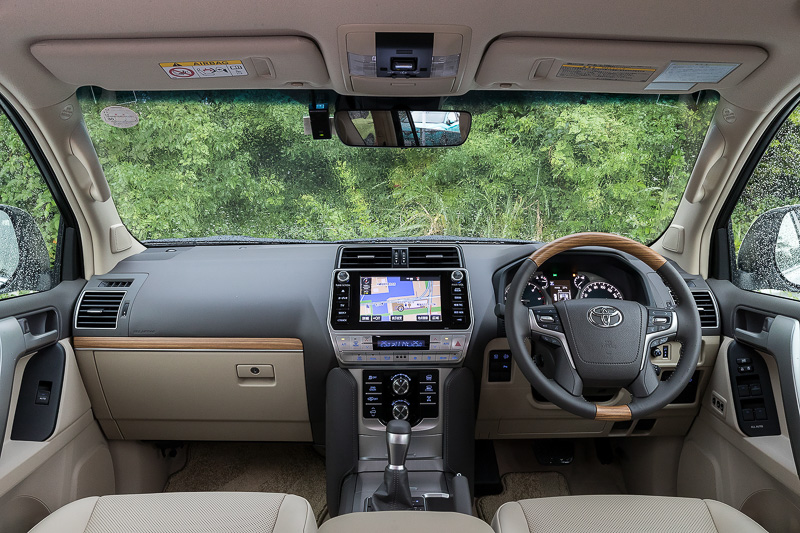 インパネ中央部を中心にリファイン。スッキリと上質な質感となった