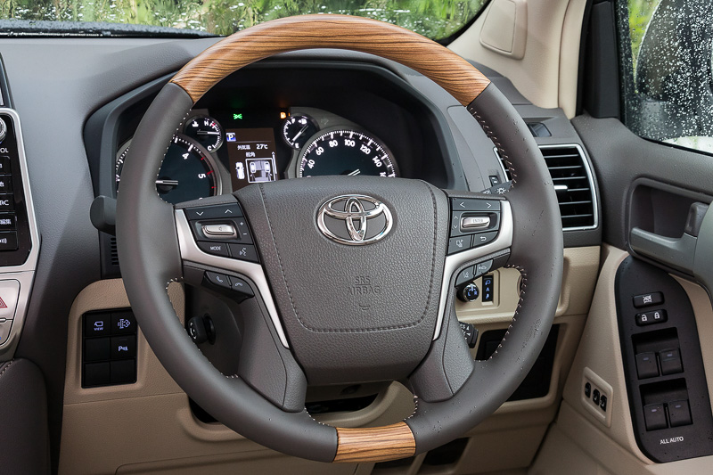 TZ-Gは本木目＆本革巻ステアリングが標準