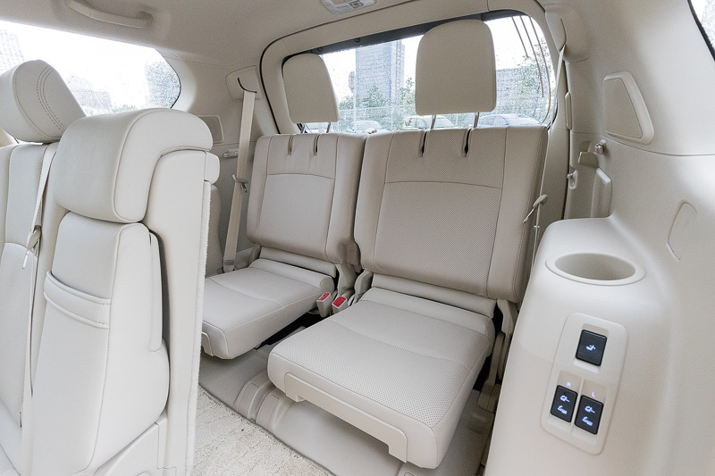 7名乗車モデルは3列目シートを装備。2列目のウォークイン機構は助手席側のみ装備。