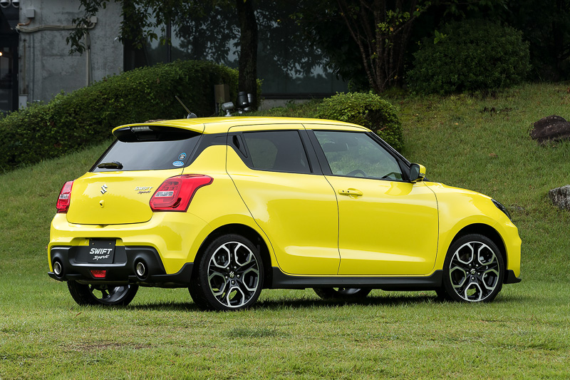 エンジンアンダーカバーやメインフロアカバーなどの空力パーツをフロア下に追加。先代モデルより空気抵抗を約10％低減している