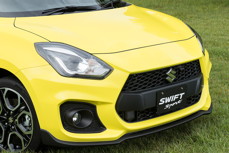 スイフトよりフロントノーズを延長。グリルは逆スラントとすることでシャープな印象