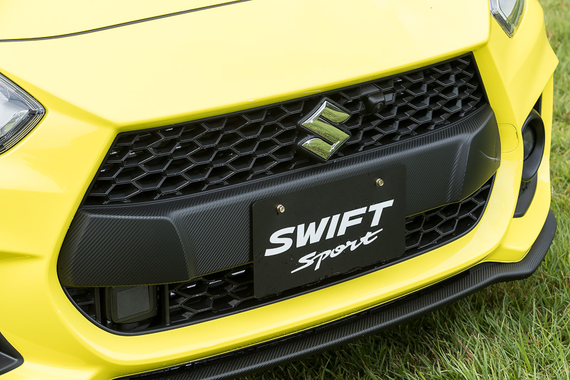 グリルは立体的なハニカム形状。グリル左下にミリ波レーダーがある