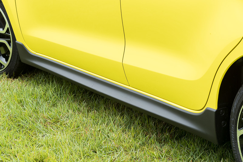 カーボン調のシボが入ったサイドステップ