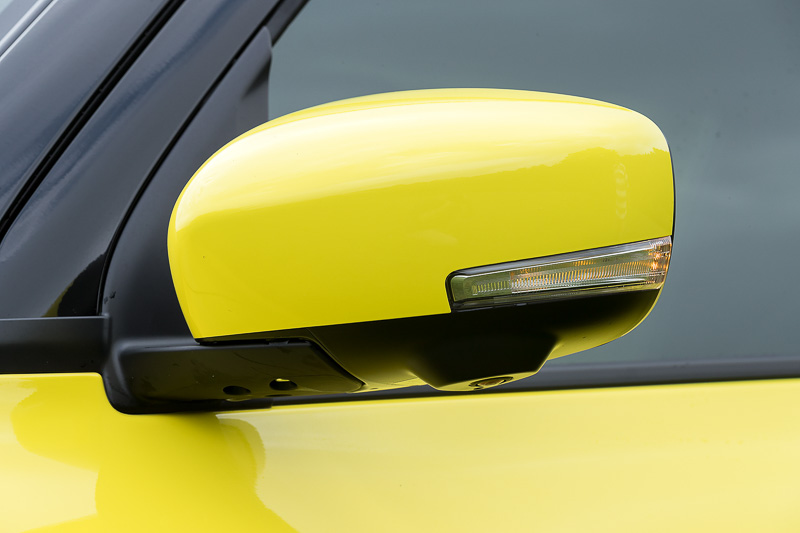 ウインカー内蔵の電動格納式リモコンドアミラー。ミラー下部に付く全方位モニター用カメラはメーカーオプション